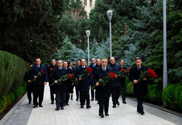 Azerbaijani Health Ministry honors National Leader Heydar Aliyev at Alley of Honor (PHOTO)