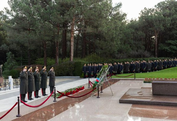 Azerbaijani Interior Ministry personnel pay tribute to National Leader Heydar Aliyev (PHOTO)