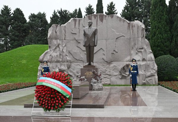 Azerbaijan's MEDIA and Audiovisual Council reps visit National Leader Heydar Aliyev's grave (PHOTO)