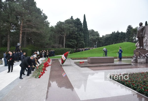 Azerbaijani people commemorate memory of National Leader Heydar Aliyev (PHOTO)