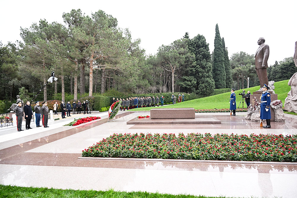 Azerbaijan's MoD leadership visits grave of National Leader Heydar Aliyev (PHOTO)