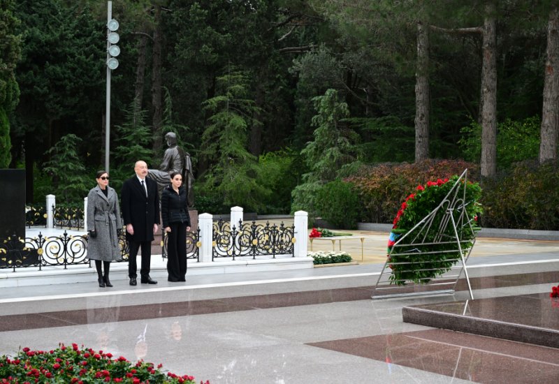 President Ilham Aliyev, First Lady Mehriban Aliyeva visit grave of National Leader Heydar Aliyev (PHOTO)