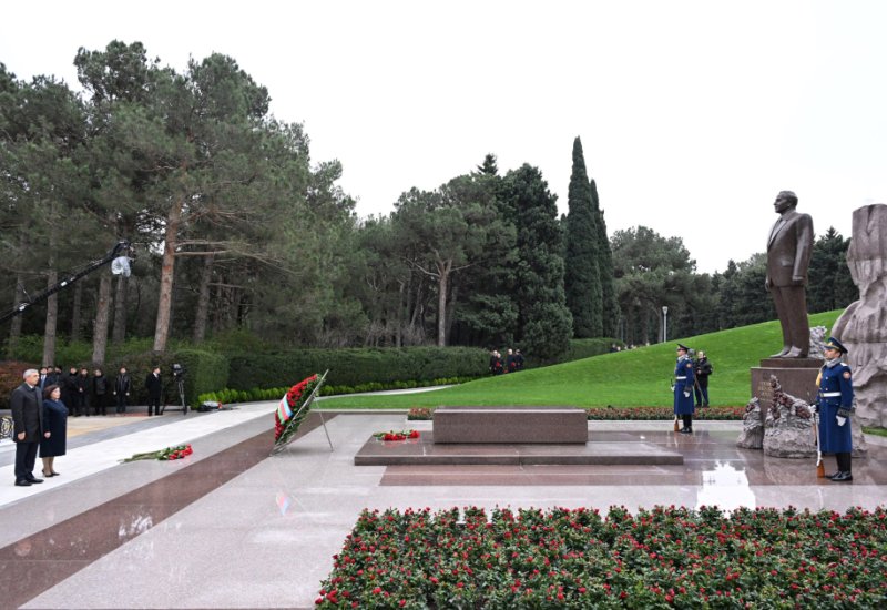 Azerbaijani officials pay tribute to National Leader Heydar Aliyev's memory (PHOTO)