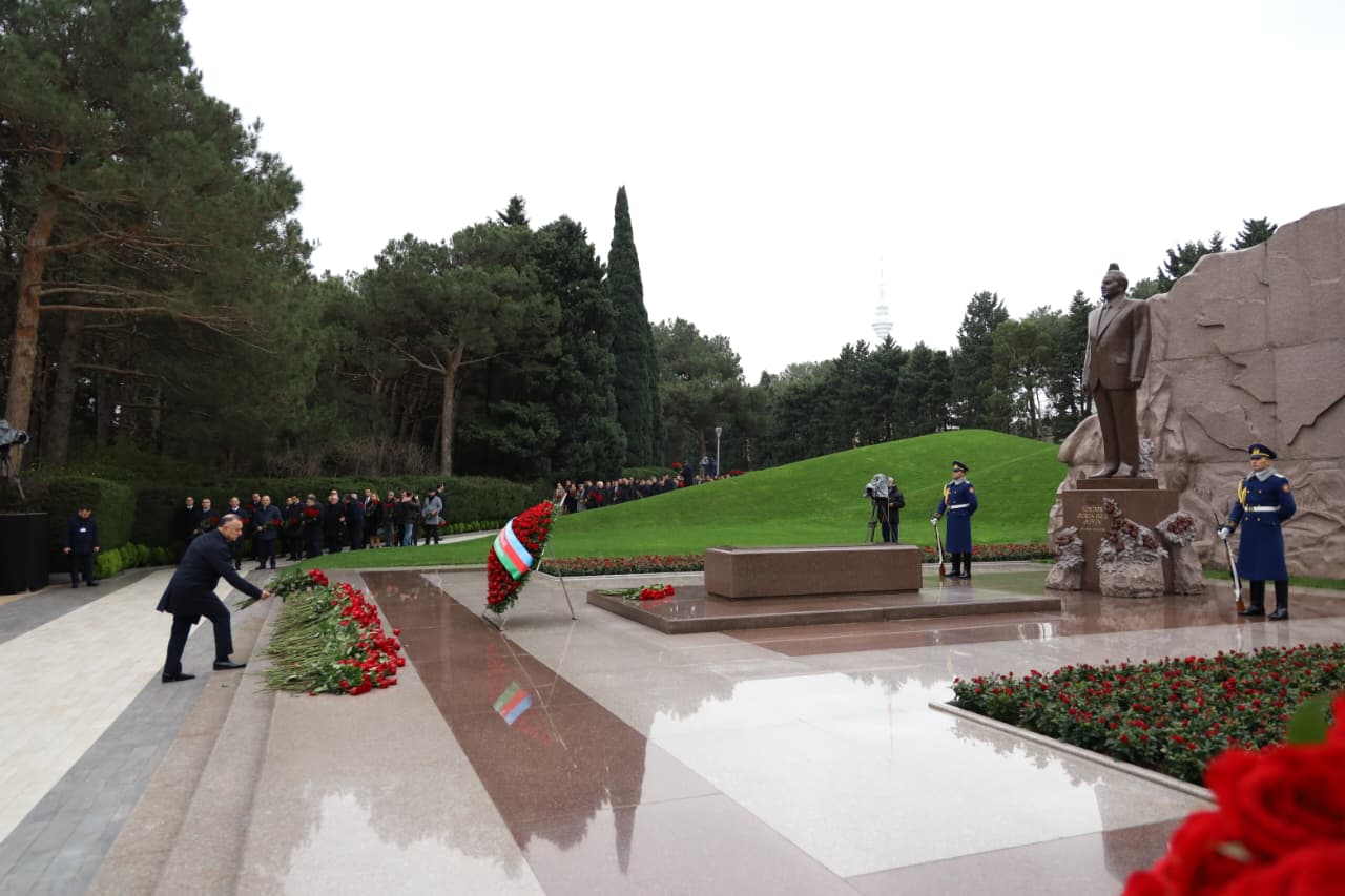 Azerbaijani Health Ministry honors National Leader Heydar Aliyev at Alley of Honor (PHOTO)