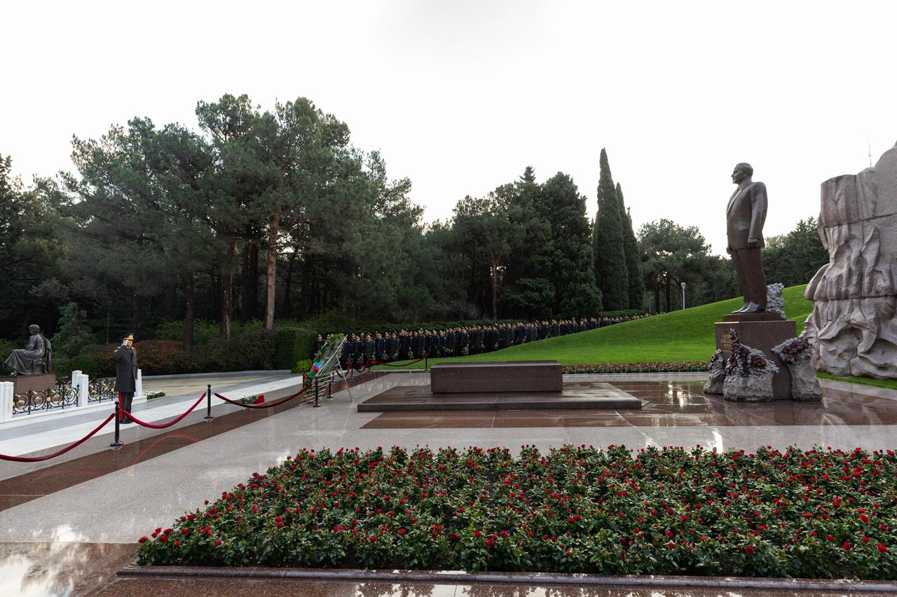 Azerbaijani Interior Ministry personnel pay tribute to National Leader Heydar Aliyev (PHOTO)