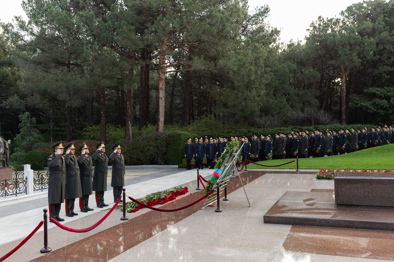 Azerbaijani Interior Ministry personnel pay tribute to National Leader Heydar Aliyev (PHOTO)