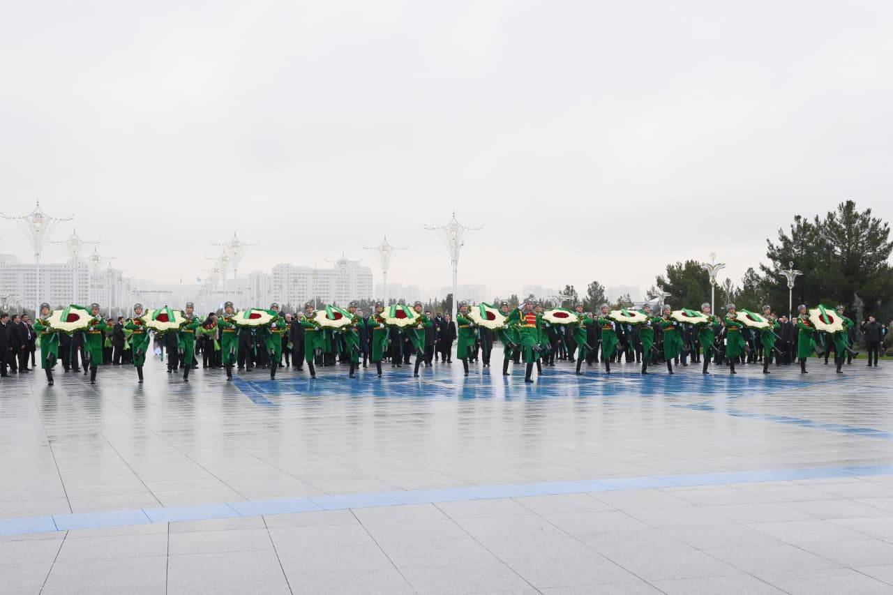 Azerbaijani PM visits Monument of Neutrality in Turkmenistan's Ashgabat (PHOTO)