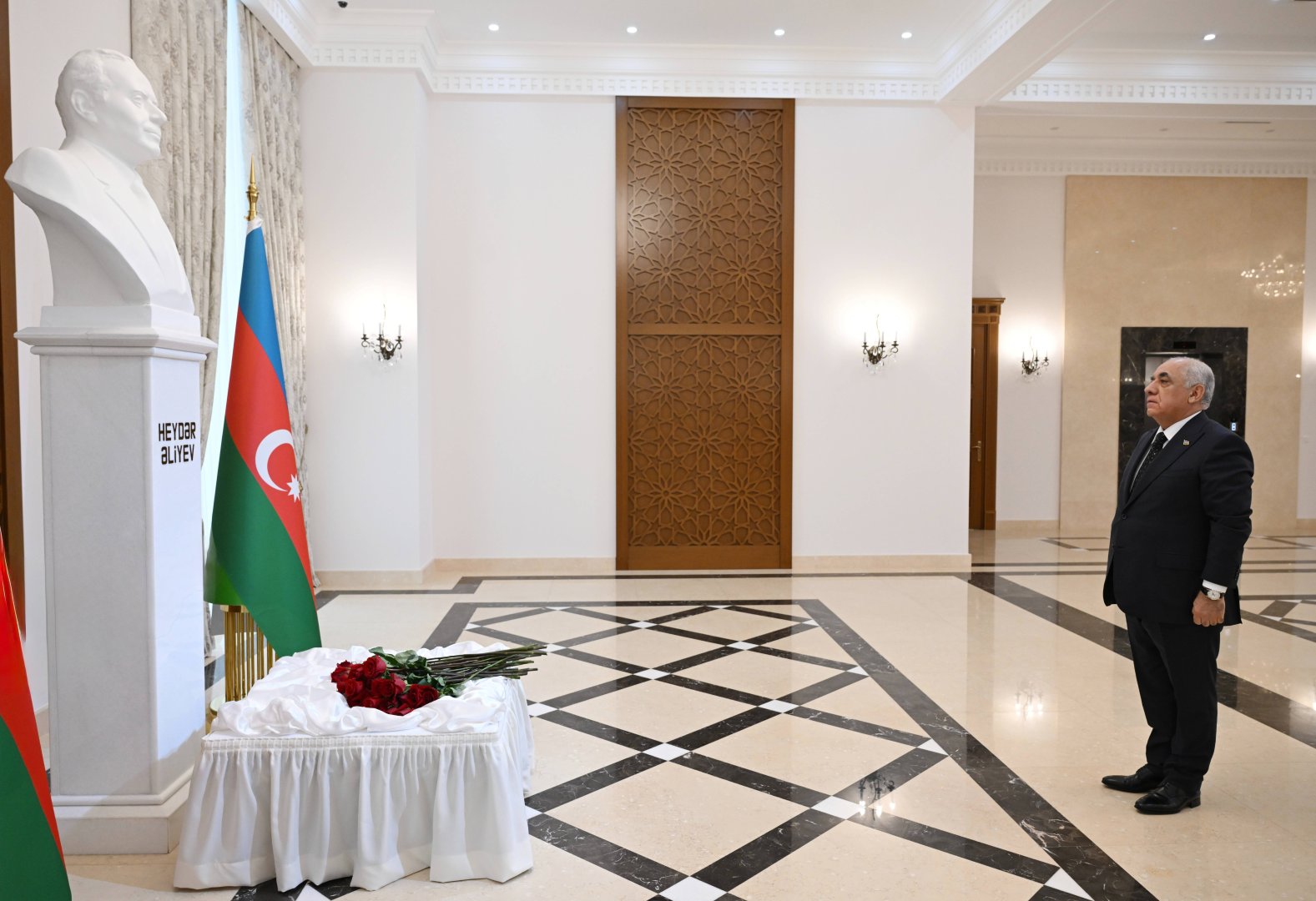 Azerbaijani PM pays tribute to National Leader Heydar Aliyev in Turkmenistan (PHOTO)