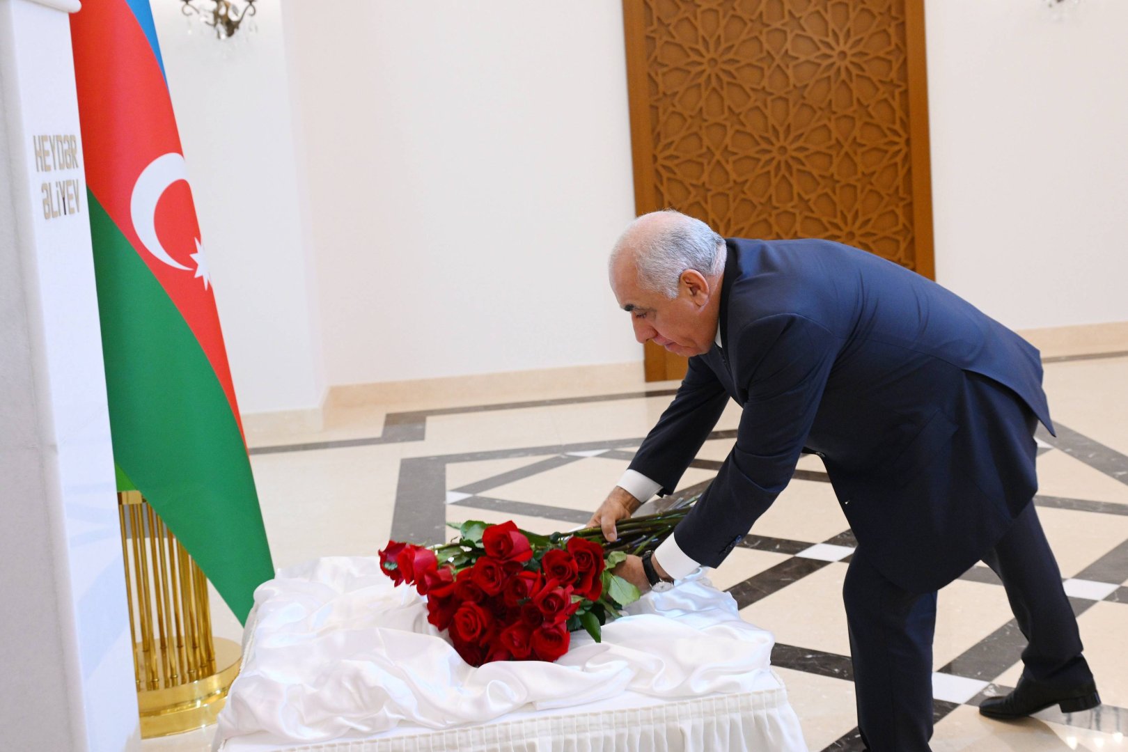 Azerbaijani PM pays tribute to National Leader Heydar Aliyev in Turkmenistan (PHOTO)