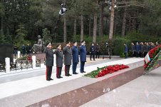 Azerbaijan's MoD leadership visits grave of National Leader Heydar Aliyev (PHOTO)