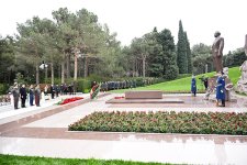 Azerbaijan's MoD leadership visits grave of National Leader Heydar Aliyev (PHOTO)