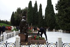 Azerbaijani Health Ministry honors National Leader Heydar Aliyev at Alley of Honor (PHOTO)