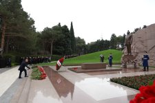 Azerbaijani Health Ministry honors National Leader Heydar Aliyev at Alley of Honor (PHOTO)