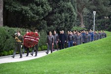 Azerbaijan's MoD leadership visits grave of National Leader Heydar Aliyev (PHOTO)
