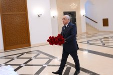 Azerbaijani PM pays tribute to National Leader Heydar Aliyev in Turkmenistan (PHOTO)