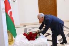 Azerbaijani PM pays tribute to National Leader Heydar Aliyev in Turkmenistan (PHOTO)