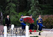 President Ilham Aliyev, First Lady Mehriban Aliyeva visit grave of National Leader Heydar Aliyev (PHOTO/VIDEO)
