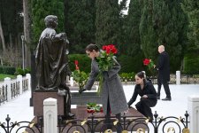 President Ilham Aliyev, First Lady Mehriban Aliyeva visit grave of National Leader Heydar Aliyev (PHOTO/VIDEO)