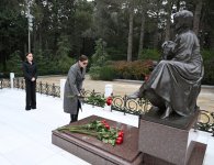President Ilham Aliyev, First Lady Mehriban Aliyeva visit grave of National Leader Heydar Aliyev (PHOTO/VIDEO)
