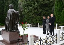President Ilham Aliyev, First Lady Mehriban Aliyeva visit grave of National Leader Heydar Aliyev (PHOTO/VIDEO)