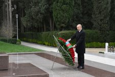 President Ilham Aliyev, First Lady Mehriban Aliyeva visit grave of National Leader Heydar Aliyev (PHOTO/VIDEO)