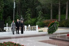 President Ilham Aliyev, First Lady Mehriban Aliyeva visit grave of National Leader Heydar Aliyev (PHOTO/VIDEO)