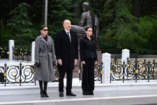 President Ilham Aliyev, First Lady Mehriban Aliyeva visit grave of National Leader Heydar Aliyev (PHOTO/VIDEO)