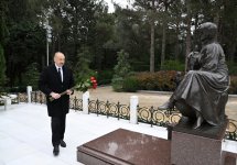 President Ilham Aliyev, First Lady Mehriban Aliyeva visit grave of National Leader Heydar Aliyev (PHOTO/VIDEO)