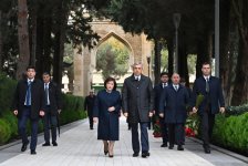 Azerbaijani officials pay tribute to National Leader Heydar Aliyev's memory (PHOTO)