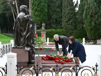 Azerbaijani officials pay tribute to National Leader Heydar Aliyev's memory (PHOTO)