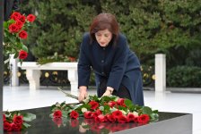 Azerbaijani officials pay tribute to National Leader Heydar Aliyev's memory (PHOTO)