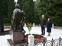 Azerbaijani officials pay tribute to National Leader Heydar Aliyev's memory (PHOTO)