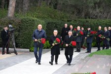 Azerbaijani officials pay tribute to National Leader Heydar Aliyev's memory (PHOTO)