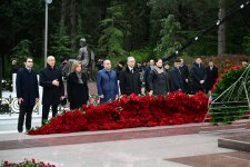 Azerbaijani officials pay tribute to National Leader Heydar Aliyev's memory (PHOTO)