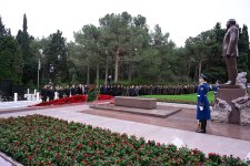 Azerbaijani officials pay tribute to National Leader Heydar Aliyev's memory (PHOTO)