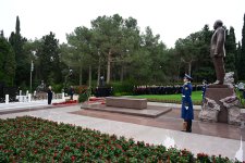 Azerbaijani officials pay tribute to National Leader Heydar Aliyev's memory (PHOTO)