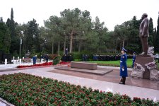 Azerbaijani officials pay tribute to National Leader Heydar Aliyev's memory (PHOTO)