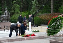 Azerbaijani officials pay tribute to National Leader Heydar Aliyev's memory (PHOTO)