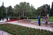 Azerbaijani officials pay tribute to National Leader Heydar Aliyev's memory (PHOTO)