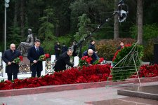 Azerbaijani officials pay tribute to National Leader Heydar Aliyev's memory (PHOTO)