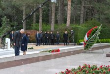 Azerbaijani officials pay tribute to National Leader Heydar Aliyev's memory (PHOTO)
