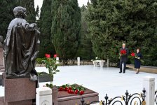Azerbaijani officials pay tribute to National Leader Heydar Aliyev's memory (PHOTO)