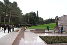Azerbaijani officials pay tribute to National Leader Heydar Aliyev's memory (PHOTO)