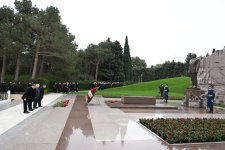 Azerbaijani officials pay tribute to National Leader Heydar Aliyev's memory (PHOTO)