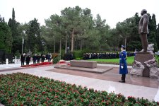 Azerbaijani officials pay tribute to National Leader Heydar Aliyev's memory (PHOTO)