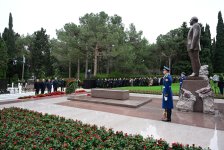 Azerbaijani officials pay tribute to National Leader Heydar Aliyev's memory (PHOTO)