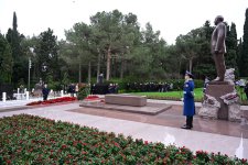 Azerbaijani officials pay tribute to National Leader Heydar Aliyev's memory (PHOTO)