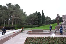 Azerbaijani officials pay tribute to National Leader Heydar Aliyev's memory (PHOTO)