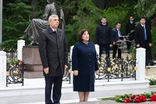 Azerbaijani officials pay tribute to National Leader Heydar Aliyev's memory (PHOTO)