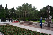 Azerbaijani officials pay tribute to National Leader Heydar Aliyev's memory (PHOTO)